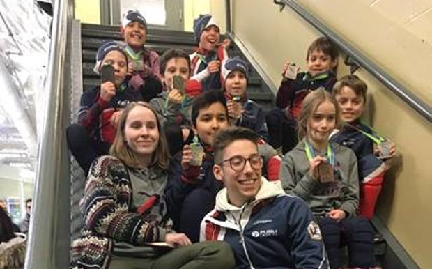 Les patineurs du circuit régional accompagnés de leurs entraineurs Louis-Étienne Bellavance et Annie Lemyre Roy.