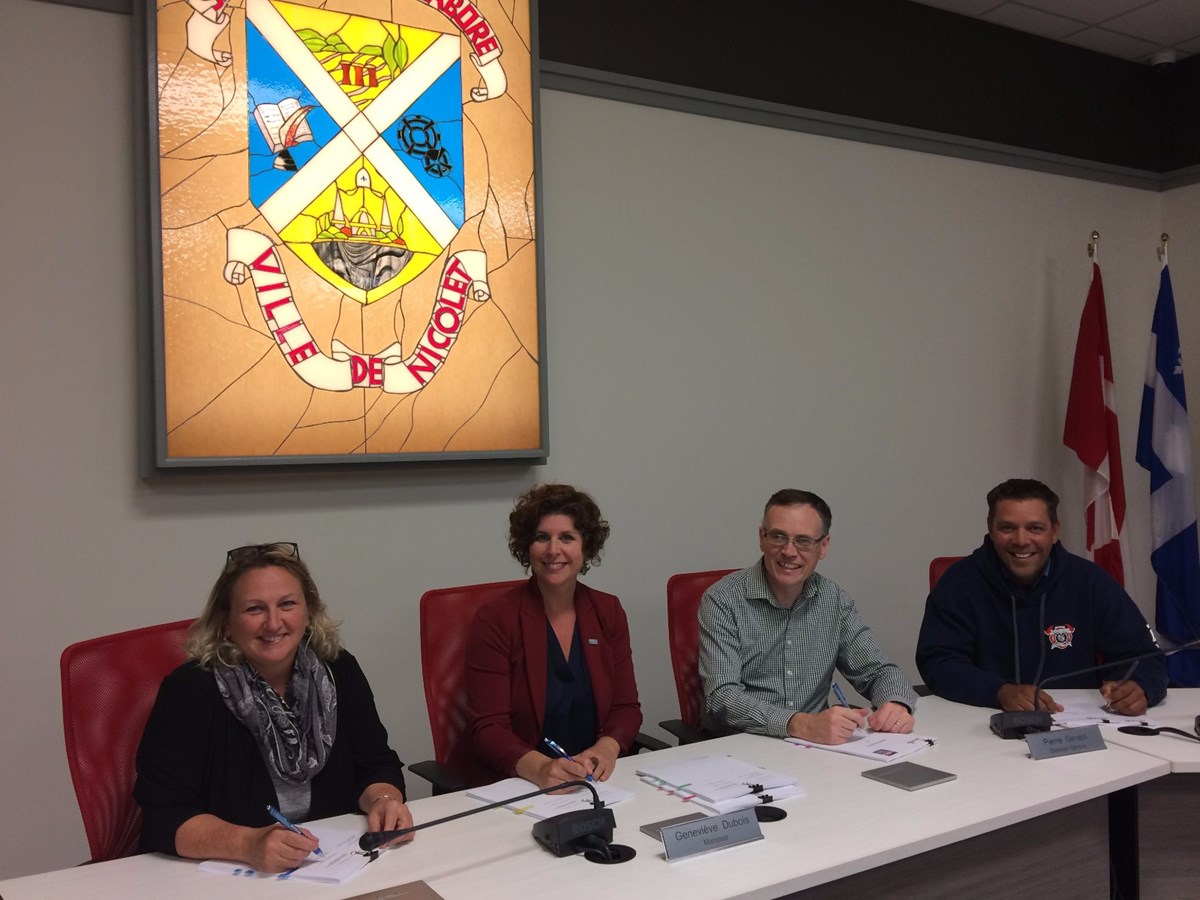Linda Goudreau, présidente du syndicat des employés cols blancs/cols bleus de Nicolet, Geneviève Dubois, mairesse de Nicolet, Pierre Genest, Directeur général de la Ville de Nicolet et Philippe Ongis, président du syndicat des pompiers de Nicolet.
