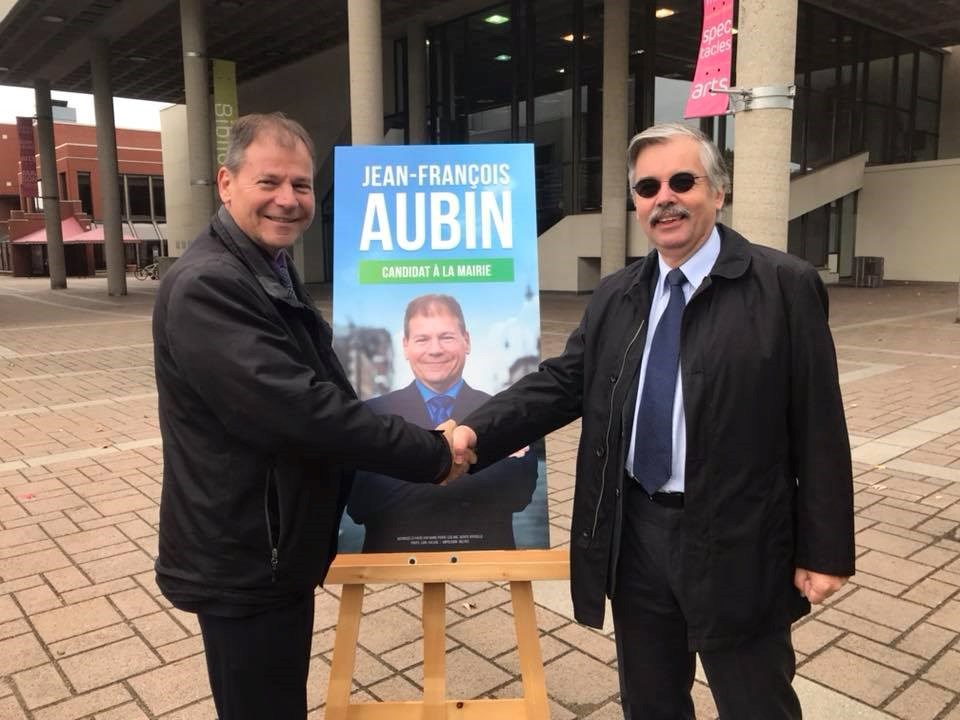 Jean-François Aubin est en compagnie de Me Gilles Poulin, ex greffier de la Ville de Trois-Rivières.