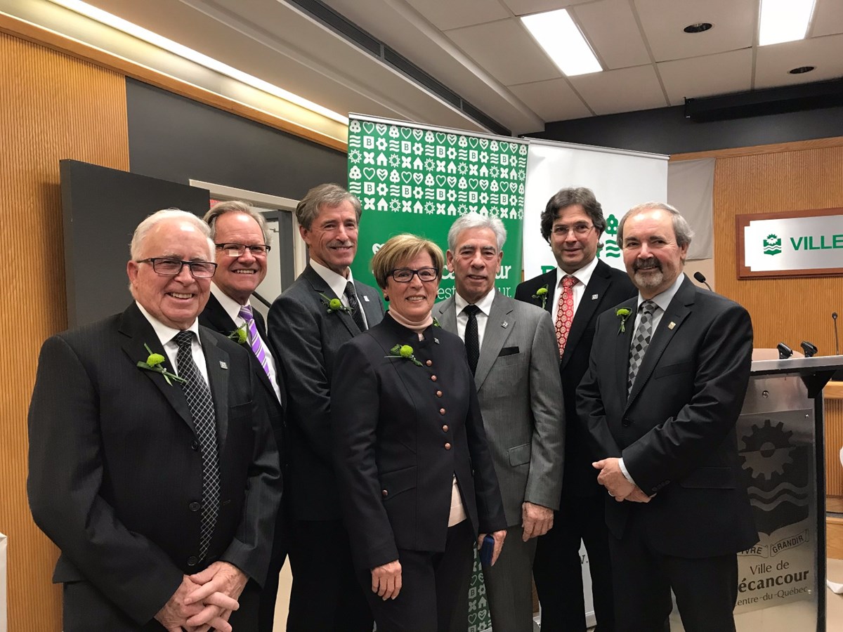 M. Fernand Croteau, M. Mario Gagné, M. Raymond St-Onge, Mme Carmen L. Pratte, M. Denis Vouligny, M. Pierre Moras, M. Jean-Guy Dubois, maire