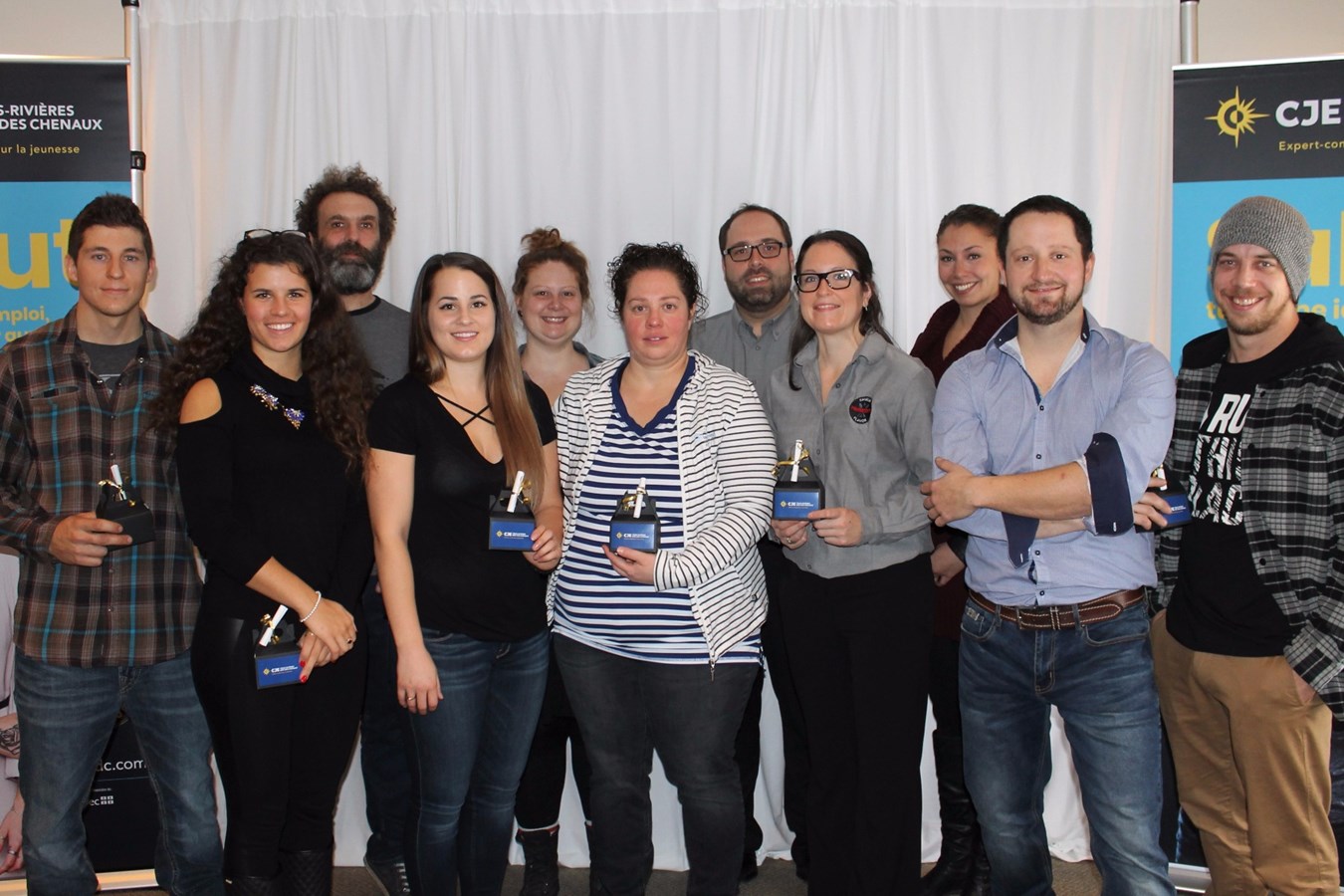 1ere rangée : Lysa Bergeron, Vanessa Cholette, Valérie Desormeaux, Jacinthe Fréchette, Étienne Therrien, Bruno Cossette
2e rangée : Alexandre Cossette, Guillaume Massicotte, Maude Lefrançois, Pier-Luc Lessard, Florence Lefebvre St-Arnaud