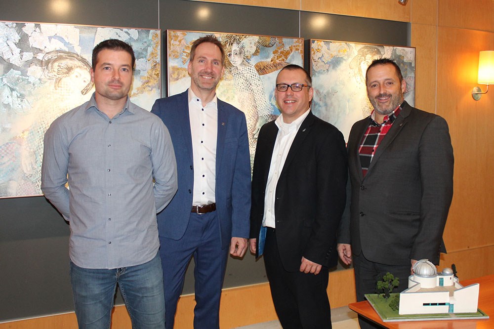 M. Simon Lévesque, enseignant et instigateur du projet au Cégep de Trois-Rivières, M. Greg Dick, directeur du programme Outreach à l’Institut Périmètre, M. Denis Rousseau, directeur des études au Cégep de Trois-Rivières et M. Louis Gendron, directeur général du Cégep de Trois-Rivières.
