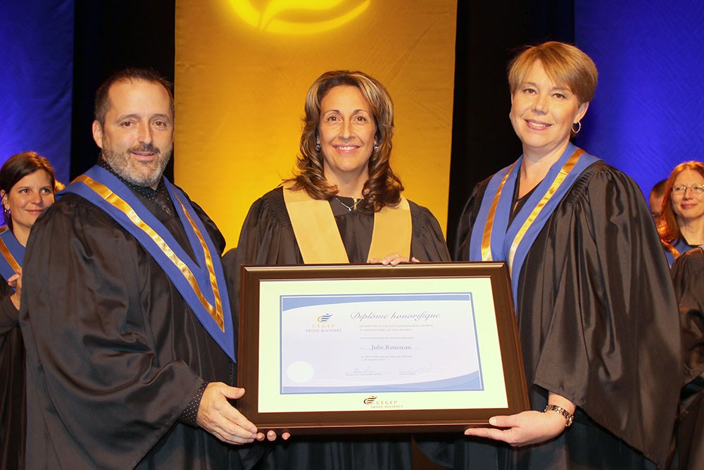 Louis Gendron, directeur général, Cégep Trois-Rivières, Julie Rousseau, diplômée honorifique et Caroline Gauthier, présidente du CA, Cégep Trois-Rivières
