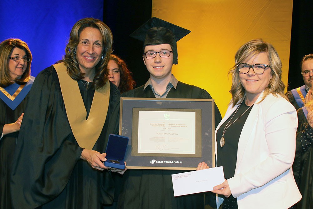 Julie Rousseau, diplômée honorifique 2017, Marc-Antoine Lalonde récipiendaire ainsi que Maude Paquet-Normandi, directrice de la Fondation du Cégep de Trois-Rivières
