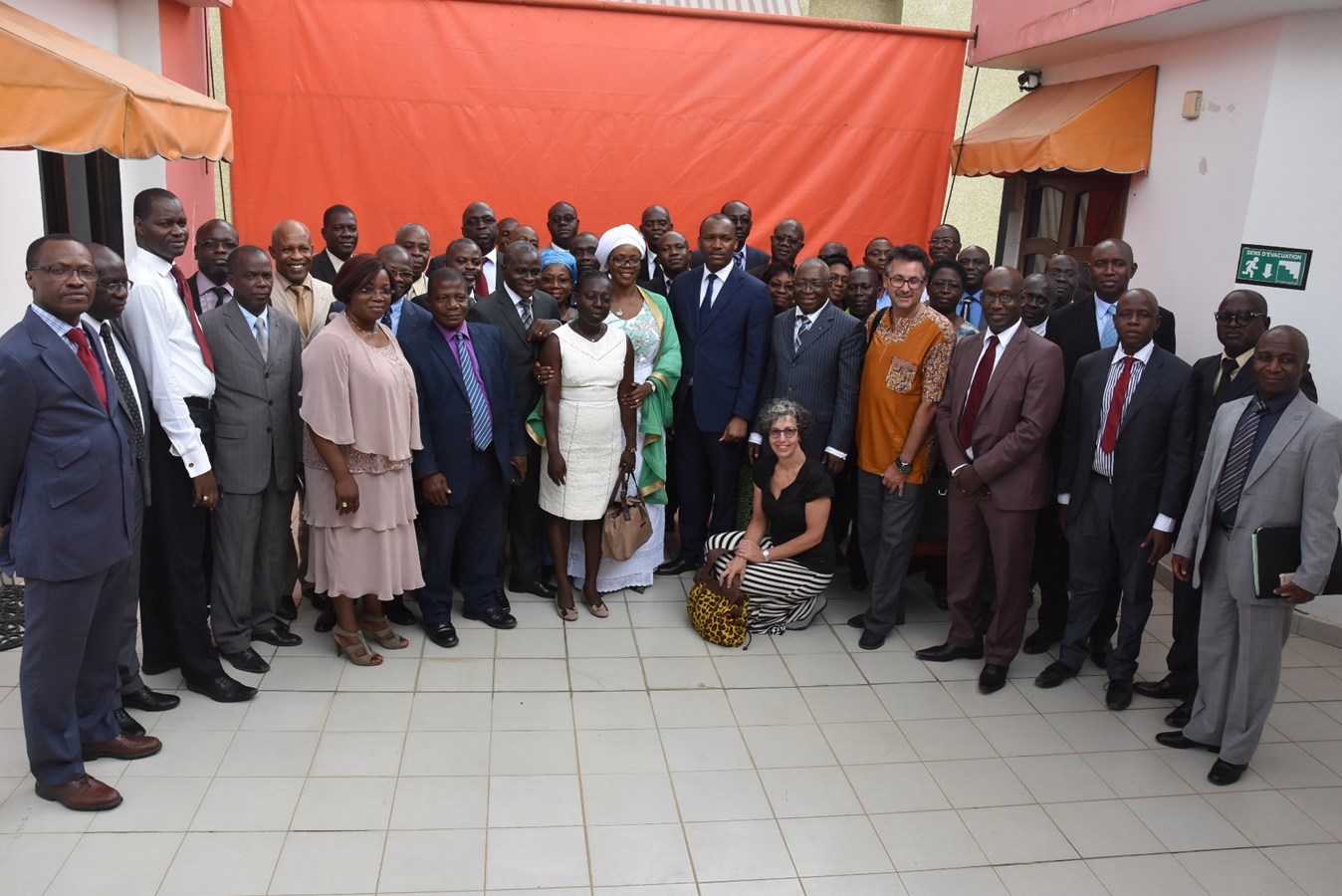 M. Mamadou Touré, secrétaire d’État chargé de l’enseignement technique et de la formation professionnelle, entouré des cadres du METFP et des experts canadiens du Cégep de Trois-Rivières.