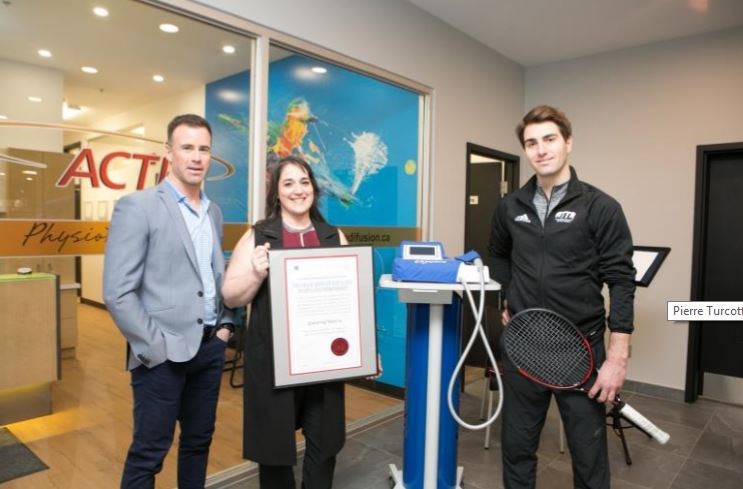 Dr Sébastien Bolduc et Christine Martin, copropriétaires de Physiothérapie Activ et Charles Loranger, directeur technique de Tennis 3R posent devant leur 2e succursale.