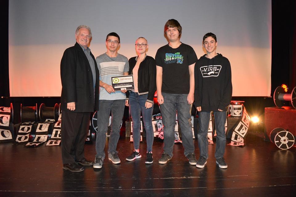 GRAND PRIX DU JURY - École secondaire l’Escale
Participants : Christopher Côté, Sarah-Ève Boivin, Samuel Davis, Félix Clément, Amely Hamel, Maxime De Laplante, Raphaël Gélinas, Antoni Pâquet