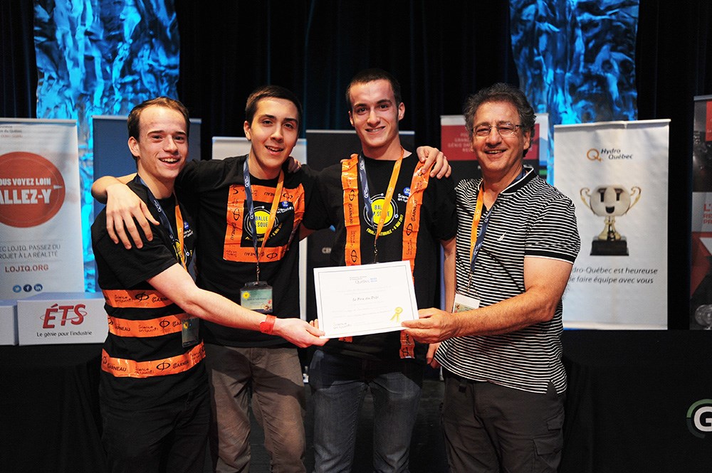 Charles Chapdelaine, Alexandre Leblanc et Kevin Beaudry reçoivent le Prix du défi des mains de M. Yvon Fortin.