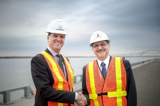 M. Marc Paquin, président du Groupe Somavrac et M. Gaétan Boivin, président-directeur général de l’Administration portuaire de Trois-Rivières, sur le Terminal 13 qui offre une surface d’entreposage extérieur de 23 000 m2.