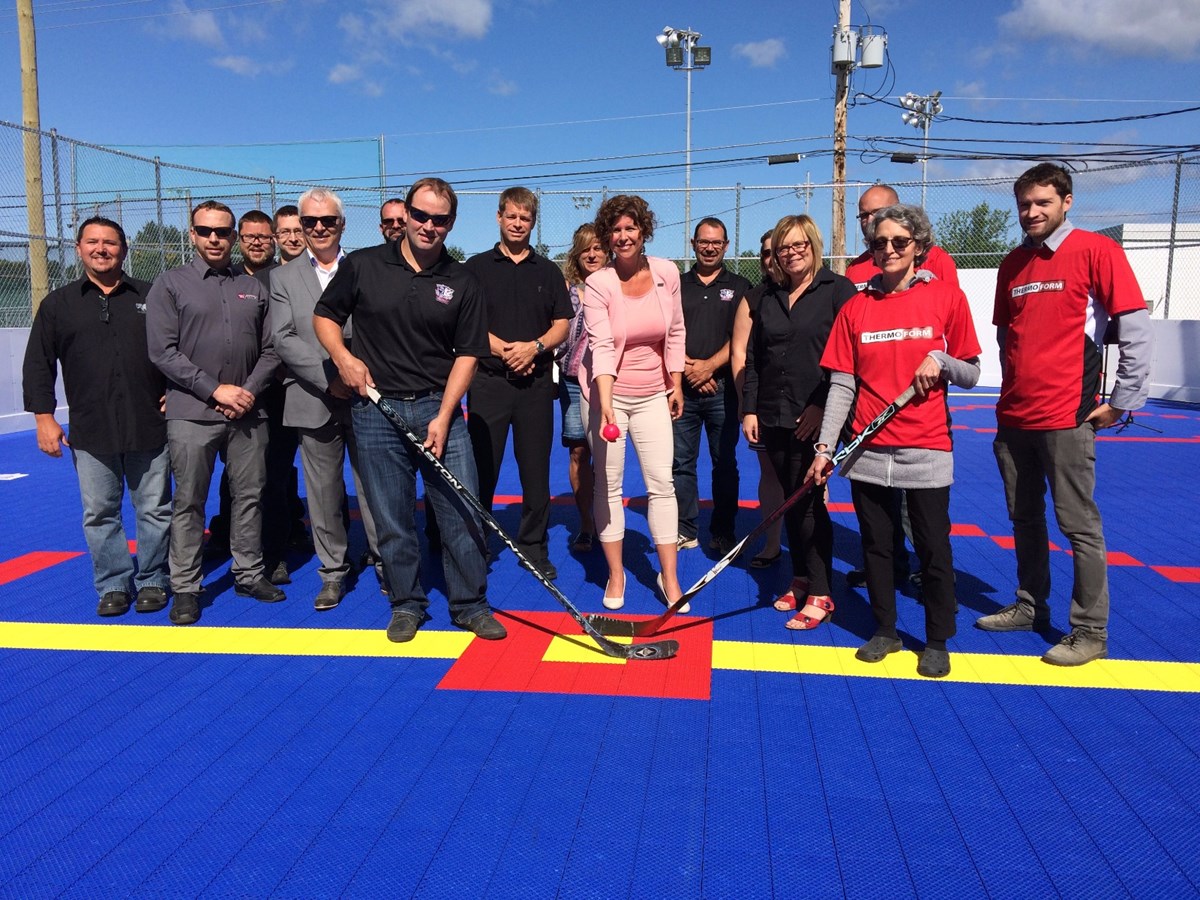 Inauguration de la surface de hockey de terrain Thermoform pour le plaisir des amatrices et amateurs