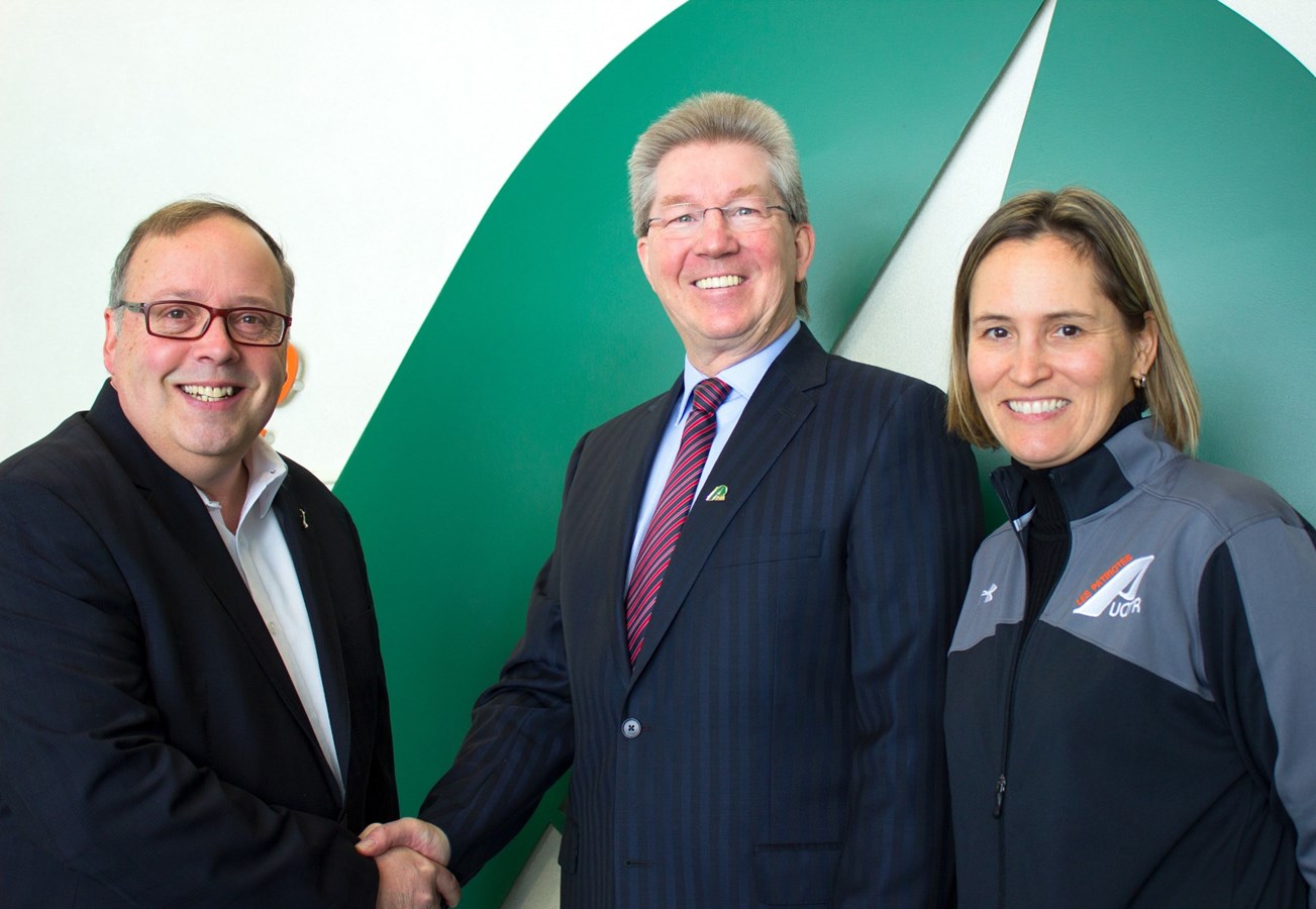 M. André Beauchesne, président de Sport-hommage Mauricie, M. Claude Huard, directeur général de la Corporation du sport interuniversitaire de l’UQTR et Mme Isabelle La Vergne, directrice du Service de l’activité physique et sportive de l’UQTR