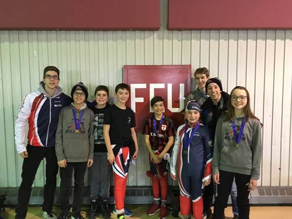 La délégation des patineurs du CPVTR accompagnée de leurs entraineurs Alexandre Noël et Louis-Étienne Bellavance