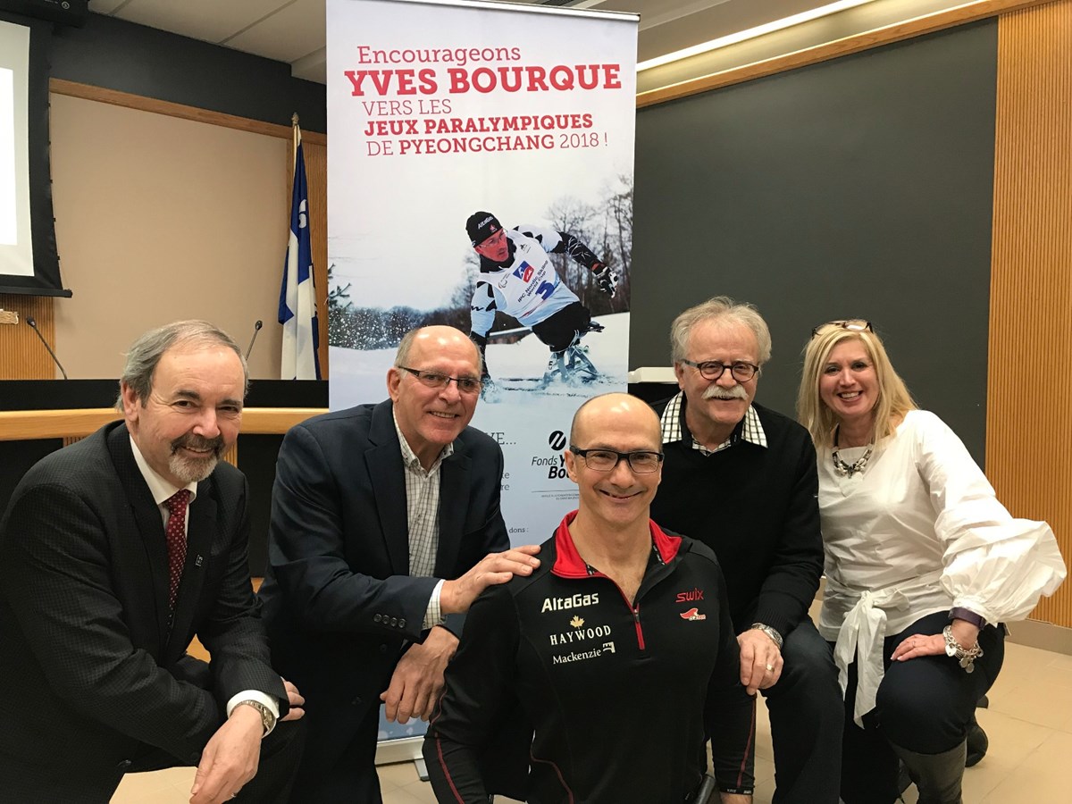 Jean-Guy Dubois, maire de la Ville de Bécancour, M. Labrecque, Donateur au Fond Yves Bourque, Yves Bourque, René Bérubé, créateur du Fonds Yves Bourque, Dominique Raiche, Caisse Desjardins