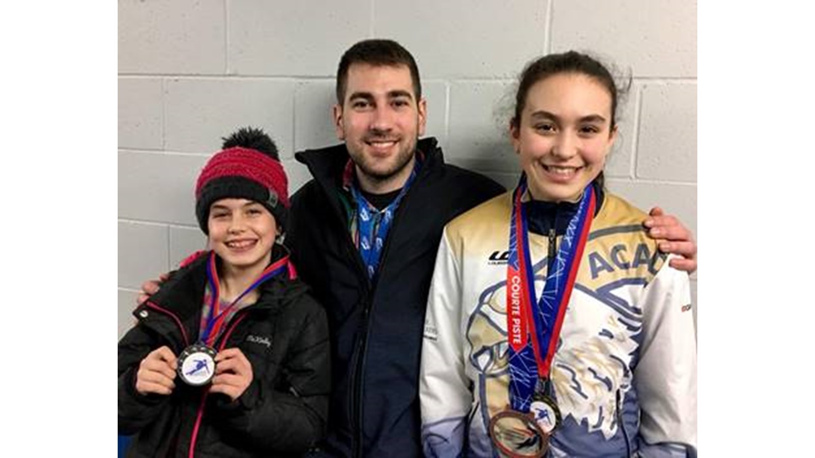Érika Joly et Mya Joly accompagnées de leur entraineur Simon Cuillerier Serre