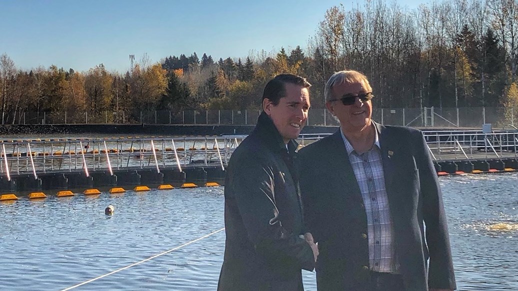 Le député de Maskinongé Simon Allaire et le maire de Saint-Boniface Pierre Desaulniers, devant les bassins d'aération.