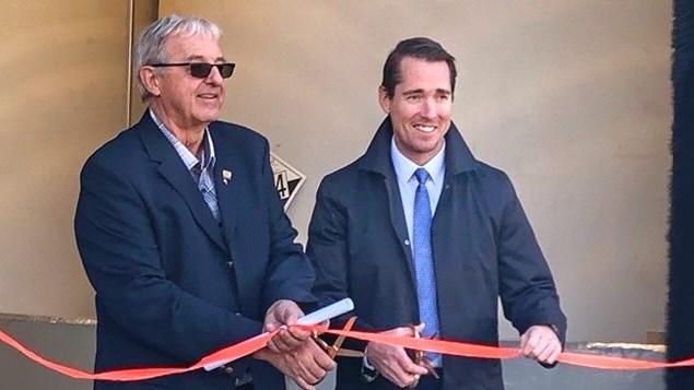 Le député de Maskinongé Simon Allaire et le maire de Saint-Boniface, Pierre Desaulniers, lors de l'inauguration officielle de l'usine de traitement des eaux usées.