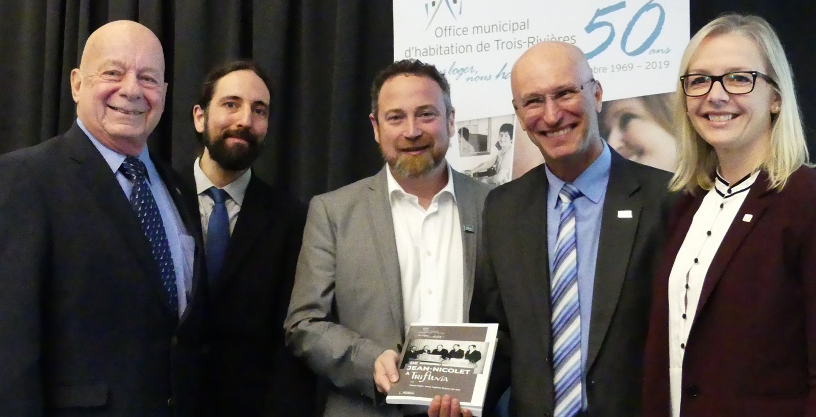 Robert De Nobile, président du conseil d'administration de l'OMHTR, Jean-François Vachon, historien et documentariste auteur du livre, Jean Lamarche, maire de Trois-Rivières, Marco Bélanger, directeur général de l'OMHTR et Sara Dubé, directrice Affaires publiques du Port de Trois-Rivières, présentateur officiel des activités du 50e anniversaire et l’un des partenaires financiers qui a permis à cet ouvrage de référence de voir le jour.