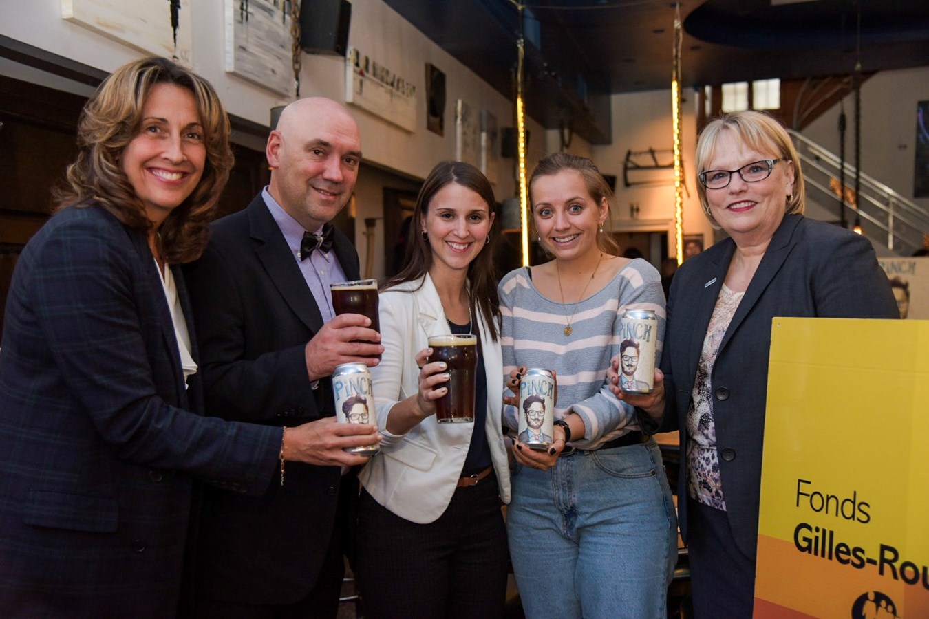 Julie Rousseau (Coprésidente du Fonds Gilles-Rousseau), Dr Alain Maillette (Coprésident du Fonds Gilles-Rousseau et Urologue au CHAUR), Marie-Eve Croteau (Coordonnatrice du développement à la Fondation RSTR), Audrey Déry (Adjointe aux communications Le Temps d’une Pinte) et Johanne Hinse (Présidente du C.A. de la Fondation RSTR).
…