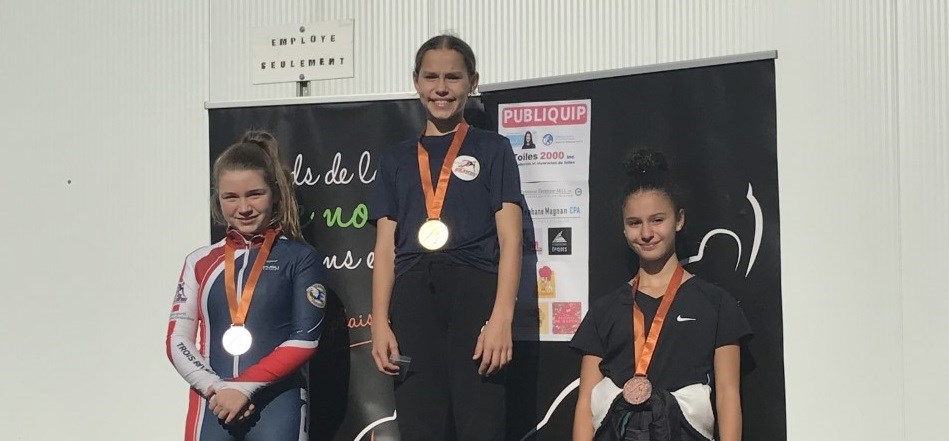Clémence Brunelle (au milieu), a décroché la médaille d'or et Alyssia Cloutier (à gauche) s'est glissée à la seconde place. Un début de saison prometteur pour les deux jeunes filles du groupe Féminin 1.