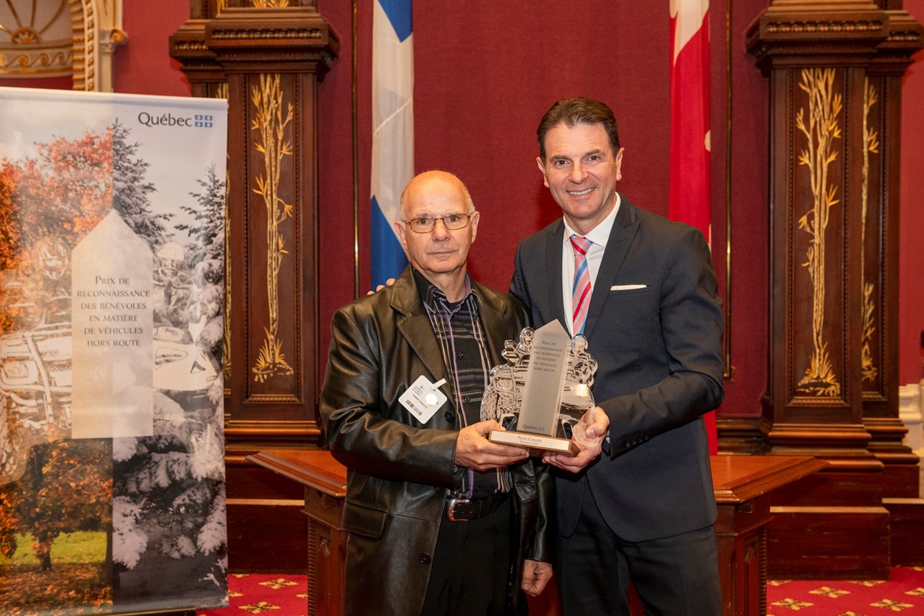 Pierre Cossette, lauréat de la Mauricie (VTT), et le ministre François Bonnardel.