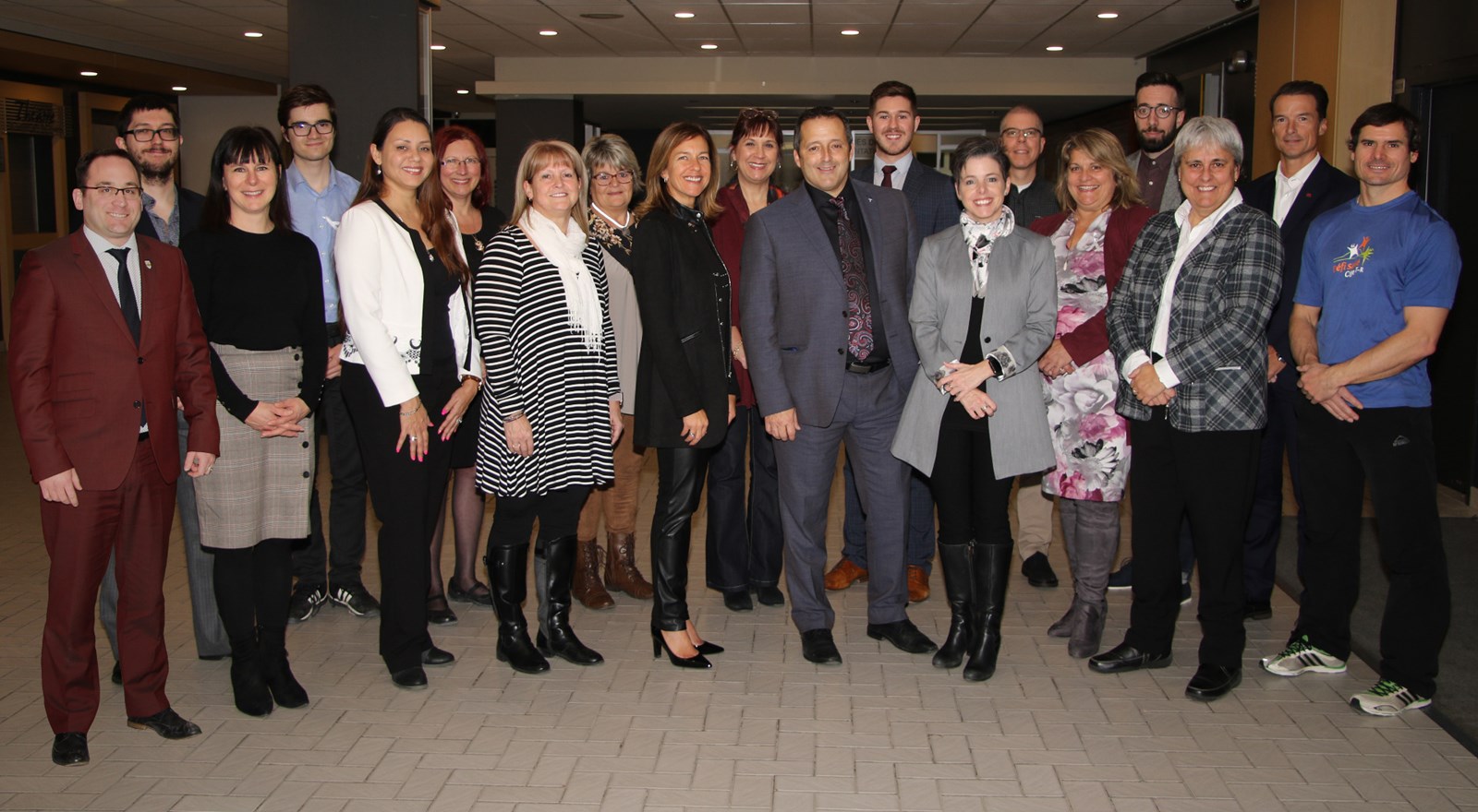 De gauche à droite : Charles Nadeau, Simon Rousseau-Cloutier, Annie Branchaud, Olivier Leblanc-Beaudry, Betzayda Manrique, Marie-Josée Girouard, Line Lesage, Marie-Josée Bergeron, Annie Villemure, Patricia Marchand, Louis Gendron, Dominic Tourigny, Caroline Beaudry, Martin Milot, Isabelle Morin, Frédéric Therrien, Guylaine Perron, Patrick Charlebois, Frédéric Walczak.