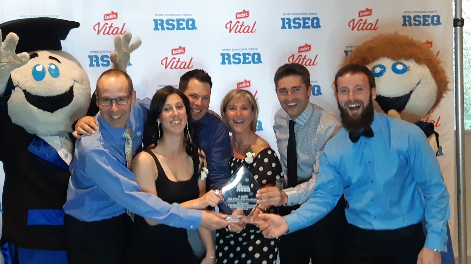 Photo de Martin Bellemare, Chloé Frigon, Bruno Elliott, Kathya Paquin, Danny Lambert et David Ducharme, représentants de l’école secondaire l’Escale, lors du gala.
