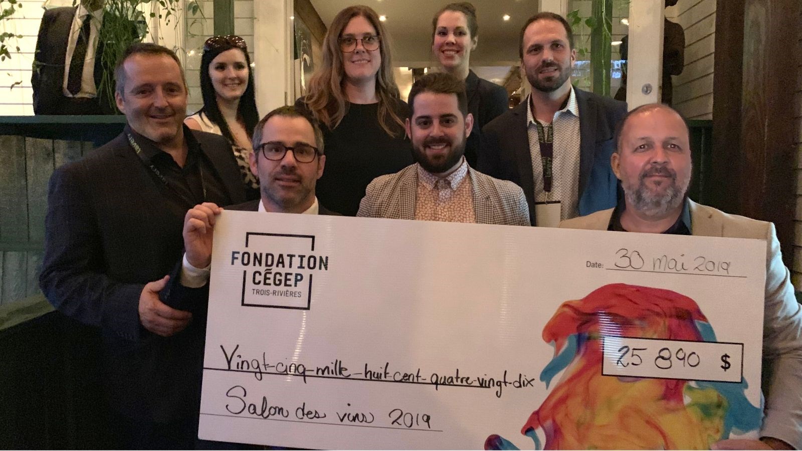 Derrière, de gauche à droite : Mireille Campbell, adjointe administrative, Fondation du Cégep de Trois-Rivières, Caroline Tessier, directrice des ventes, Placements Financière Sun Life et co-présidente d’honneur de la 3e édition du Salon des vins d’importation privée de la Fondation du Cégep de Trois-Rivières, Marie-Christine Vézina, directrice générale, Fondation du Cégep de Trois-Rivières, Jason Monfette, stratège senior – associé principal, Absolu.
Devant, de gauche à droite : Louis Gendron, directeur général, Cégep de Trois-Rivières, Nicolas Courcy, avocat, Lavery, Martin Bilodeau, directeur général et cofondateur, Le Buck Pub Gastronomique, André St-Pierre, directeur amélioration processus, Groupe Dusablon, Le Prix du Gros et co-président d’honneur de la 3e édition du Salon des vins d’importation privée de la Fondation du Cégep de Trois-Rivières.