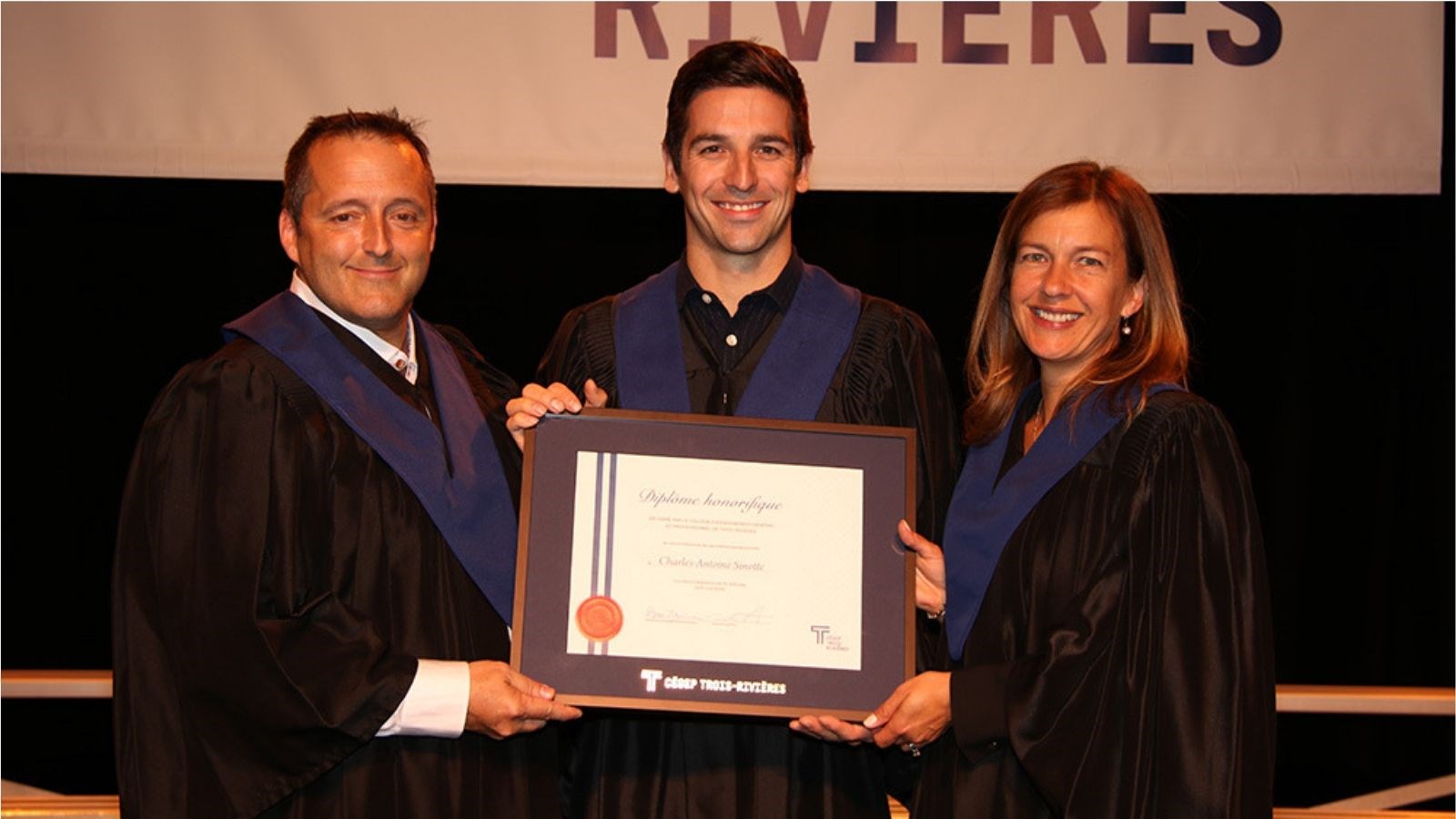 Louis Gendron, directeur général, Cégep Trois-Rivières, Charles-Antoine Sinotte, diplômé honorifique et Annie Villemure, présidente CA, Cégep Trois-Rivières