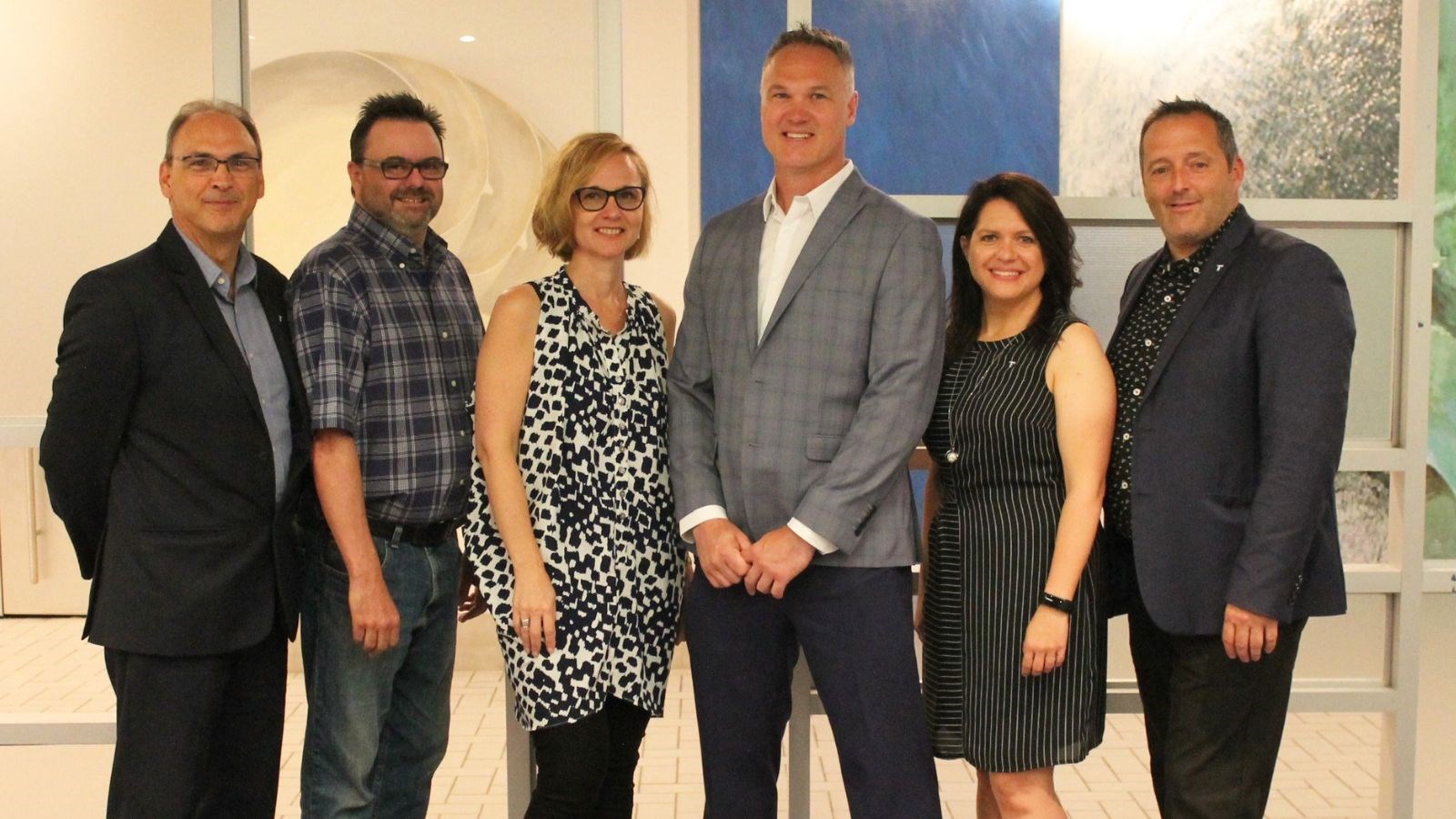 De gauche à droite : Robert Champagne, directeur de la Formation continue et services aux entreprises du Cégep de Trois-Rivières, Hugo Cloutier, conseiller pédagogique enseignement crédité, Manon Duchesne, coordonnatrice, Jean-Sébastien Dessureault, spécialiste de contenu en robotisation et intelligence artificielle, Isabelle Adam, conseillère pédagogique services aux entreprises et Louis Gendron, directeur général du Cégep de Trois-Rivières.