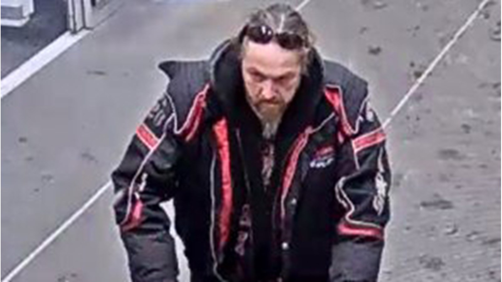 Le suspect 3 est un homme âgé d’environ 60 ans, cheveux gris, environ 86 kg (190 livres). 