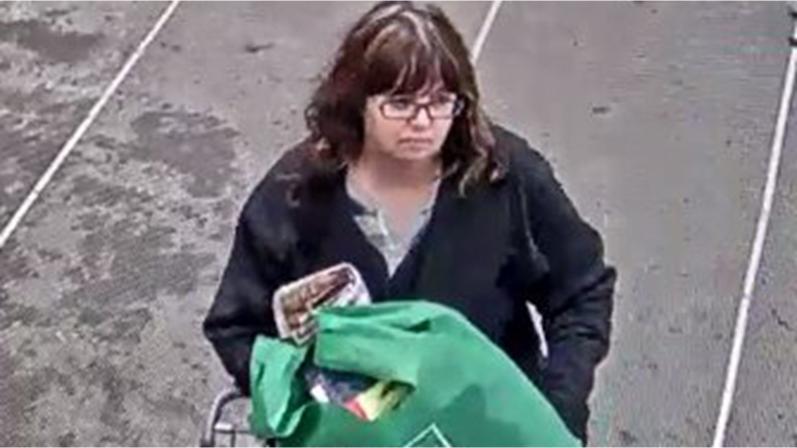 Suspecte 2 : femme âgée d’environ 45 ans, cheveux foncés avec mèches, environ 77 kg (170 livres) et elle porte des lunettes de vision. 