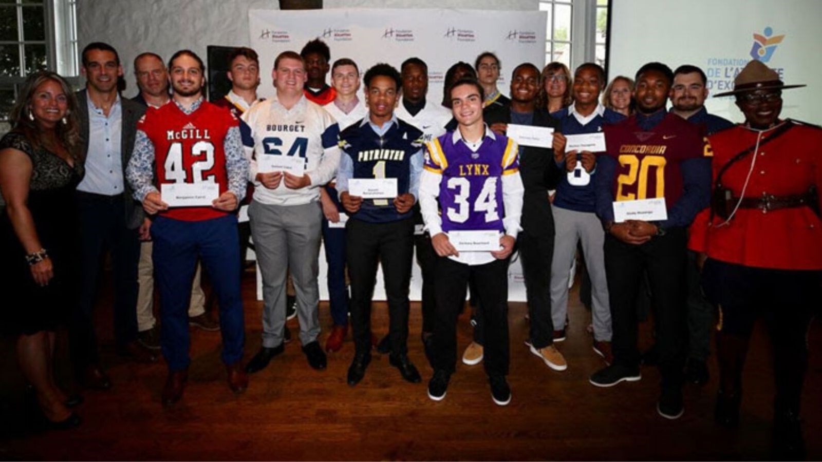 Les récipiendaires du Programme de bourses des Alouettes de Montréal 2019 au sein de la Fondation de l’athlète d’excellence accompagnés de Patrick Boivin des Alouettes de Montréal, Marie-Eve Bergeron de Bell Média, Patricia Demers et Annie Pelletier de la FAEQ, Alexandre Gouin Bourja de Football Qc, Benoit Doloreux du RSEQ et Peggy Theagene de la GRC. Crédit photo : Alouettes de Montréal/Cynthia Cianciusi