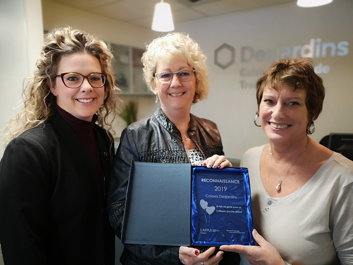 De gauche à droite : Karine Deschesnes, Directrice ressources humaines et gestion des risques, Caisse de l’Est de Trois-Rivières, Carole Chevalier, présidente du conseil d’administration, Caisse de l’Est de Trois-Rivières et Ginette Lapointe, agente de développement, l’Appui Mauricie pour les proches aidants d’aînés.