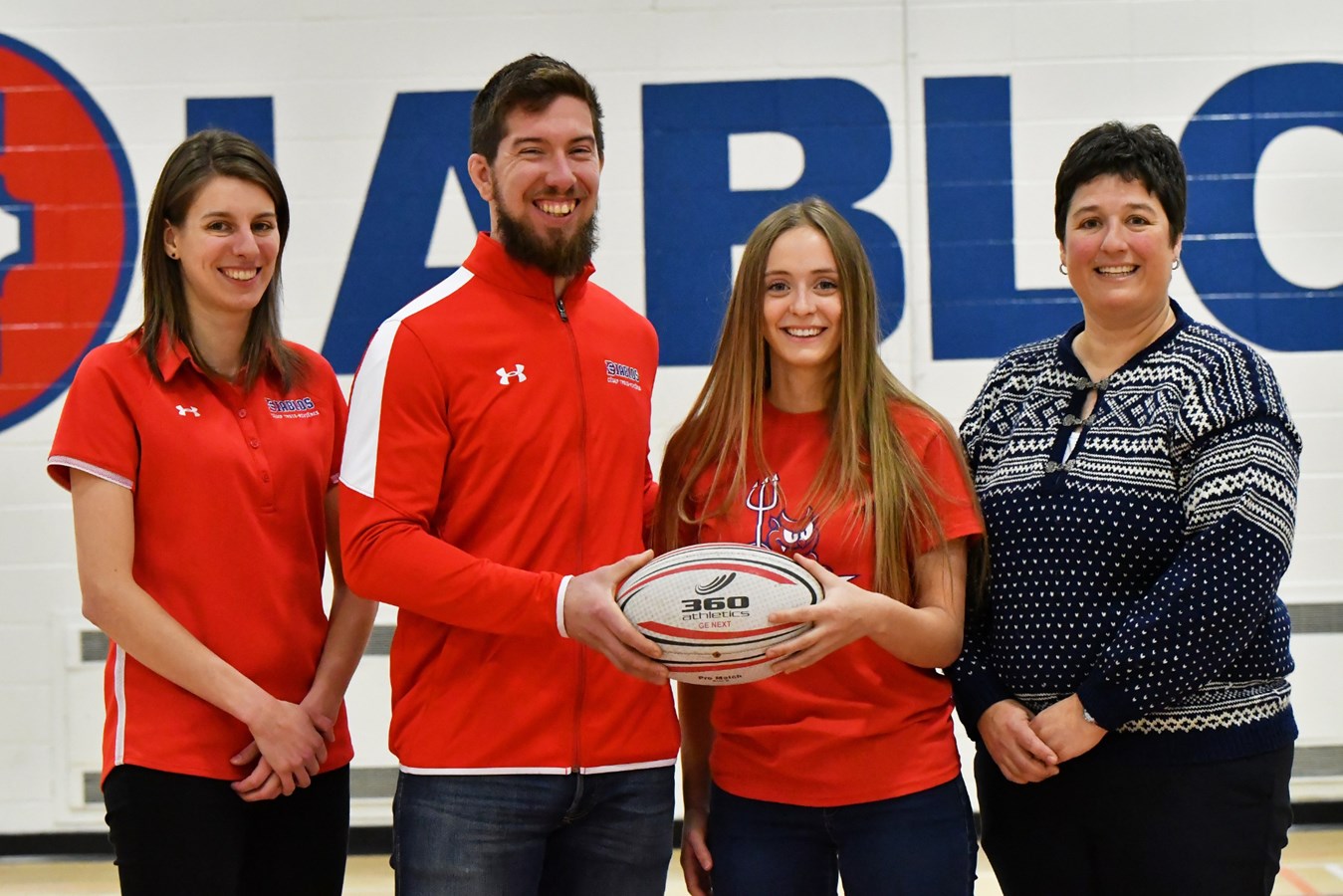 Élodie Bertin-Comeau, étudiante au cégep impliquée dans le rugby, Alexandre Veillette, entraineur-chef de la nouvelle équipe de Diablos Rugby entourés de Claude Houle-Lavigne, responsable des sports ainsi que Lydia Pépin, membre du CA Club de rugby les Braves de Trois-Rivières.