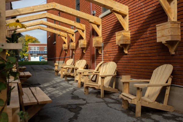Une voûte végétale a été créée à partir d’un procédé innovant de jardins en bac, avec une autonomie hydrique qui nécessite peu d’entretien.