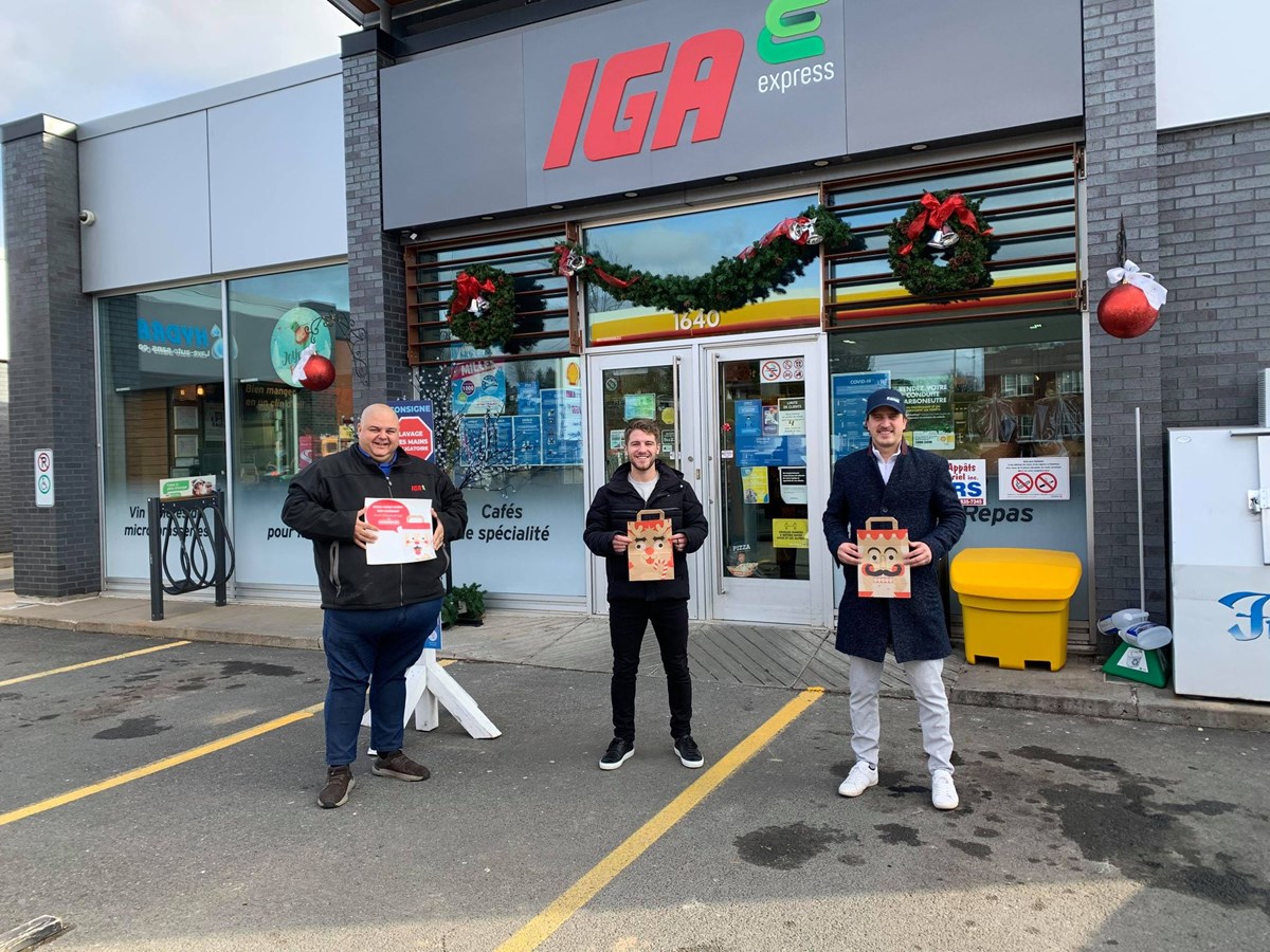 Pierre-Hugues Lavergne et Kevin Arbour, président et vice-président de Konex, en compagnie d’Éric Labranche, gestionnaire des IGA Express deShawinigan et Trois-Rivières.