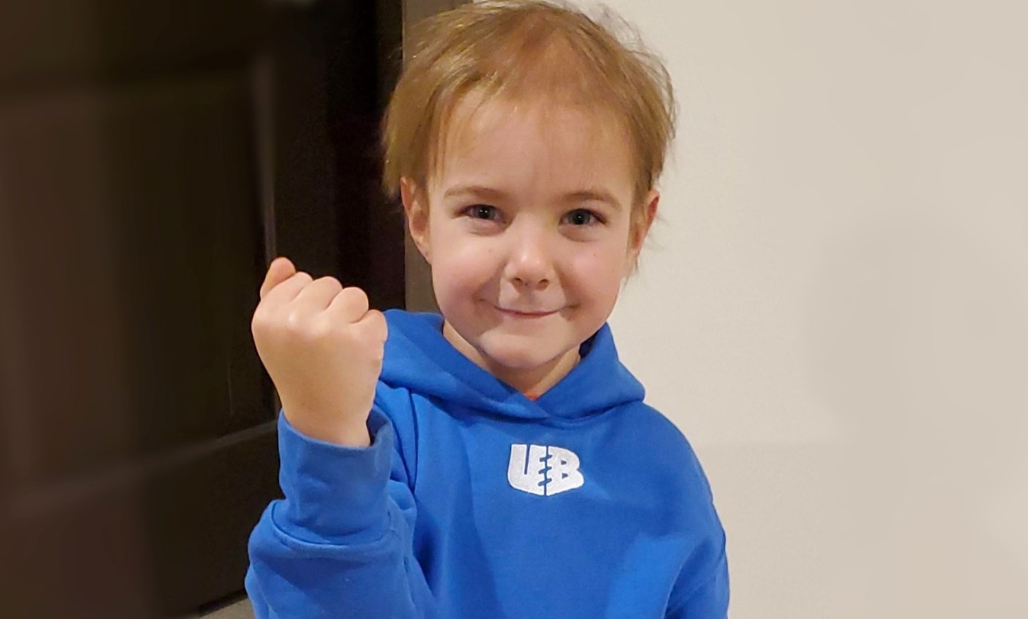 Félix, un enfant membre de Leucan âgé de 6 ans, est fier de s’impliquer pour la cause et de porter un chandail à manches longues et à capuchon Uni et Brave. Félix a reçu un diagnostic de cancer en 2016 et il est maintenant en rémission.