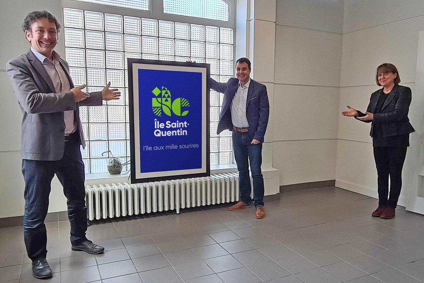 Pierre-Luc Fortin, président de la Corporation de l'île Saint-Quentin et conseiller municipal du district des Estacades à la Ville de Trois-Rivières, Stéphane Lamothe, directeur général de l'île Saint-Quentin et Louise St-Cyr, présidente-directrice générale de Médiavox, la firme conceptrice de la nouvelle image de marque.