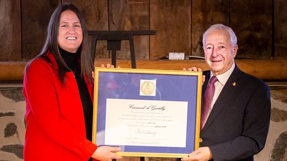 Andréa Schaerli, présidente de la 51 édition du Carnaval de Gentilly, reçoit des mains de l'honorable J. Michel Doyon, lieutenant-gouverneur du Québec, une médaille pour mérite exceptionnel. Depuis ses débuts, le Carnaval de Gentilly aura généré plus de deux millions de dollars, une somme dédiée à favoriser les initiatives locales auprès de la jeunesse.