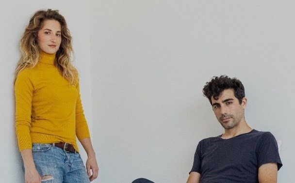 La percussionniste Krystina Marcoux et le violoncelliste Juan Sebastian Delgado présenteront leur nouvel album, "Resonance", le dimanche 22 mars au Foyer Gilles-Beaudoin. De la musique baroque au tango, du rock ou du jazz-manouche, leur palette de styles est variée.