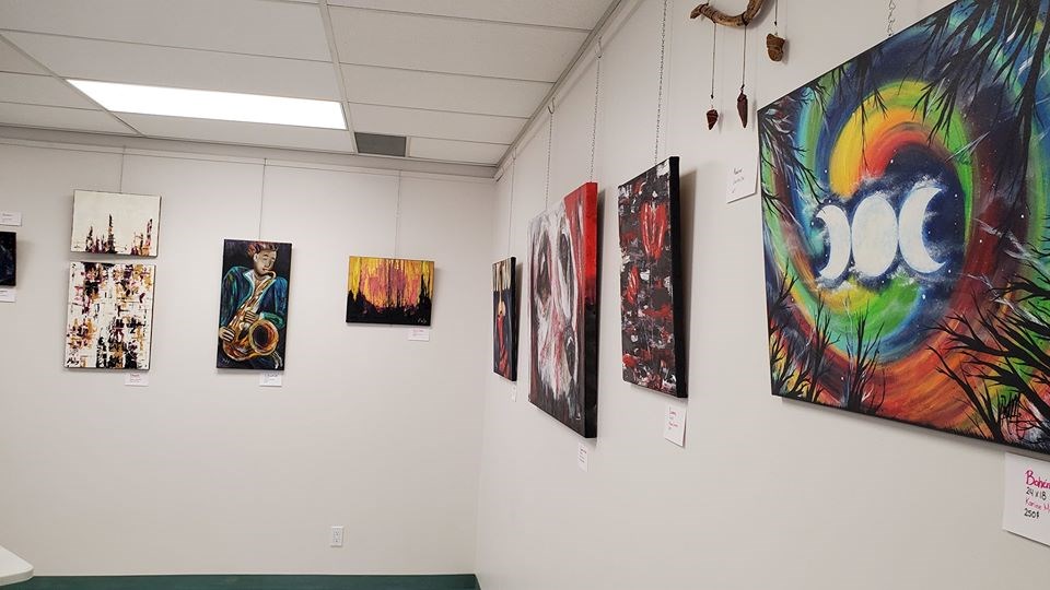 Les tableaux des trois artistes. Un encan silencieux est prévu après leur exposition. Ces trois complices sont également trekkeuses et participeront à un voyage humanitaire au Sahara, dans le courant de cette année.