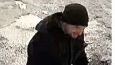 L'un des suspects aurait environ 30 ans.