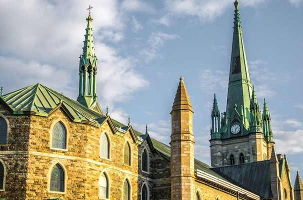 À la recommandation du Diocèse, les célébrations reprennent graduellement dans les différents secteurs de la Mauricie, parfois même une seule église à la fois dans certaines paroisses regroupées.