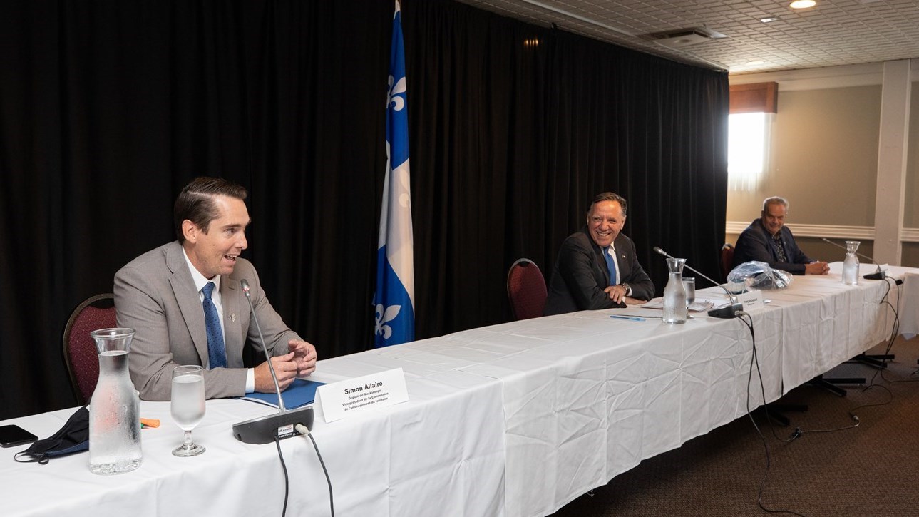 François Legault a rappelé qu’une augmentation du revenu de 12% était possible pour les préposés aux bénéficiaires mais pas pour tous les employés des CIUSSS, qui verraient plutôt leur salaire bondir à 7% sur trois ans.