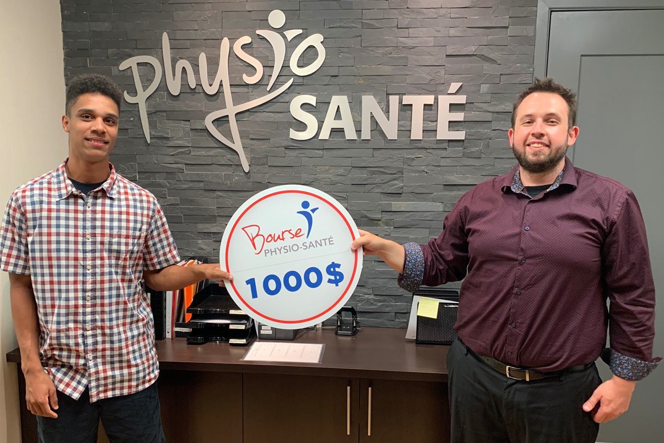 Nathan Koné, récipiendaire de la bourse Physio-Santé de Trois-Rivières et Steve Vallerand, Directeur professionnel et de la pertinence clinique chez Physio-Santé.