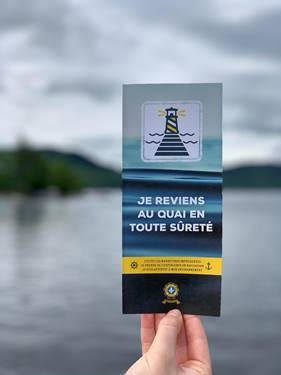 Les cadettes ont vérifié l'équipement de sécurité obligatoire d'embarcation, fin juin, au quai de Ste-Angèle-de-Laval, à Bécancour.
