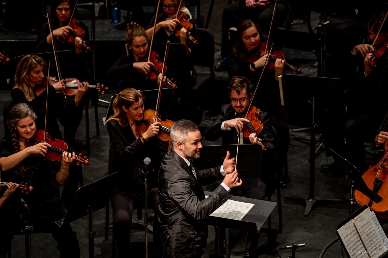 Fondé en 1978, l’Orchestre symphonique de Trois-Rivières (OSTR) est dirigé par maestro Jean-Claude Picard et est formé de 54 musiciens professionnels.