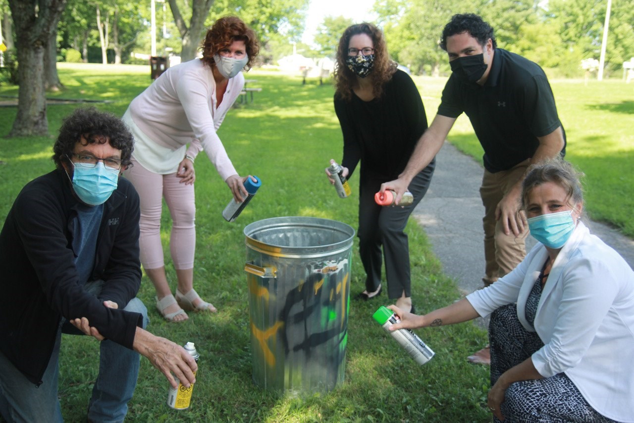 De gauche à droite : l'artiste Régent Rousseau-Roy, la mairesse de Nicolet Geneviève Dubois, Marie-Claude Lapointe et Jason Luckerhoff (de l'Université du Québec à Trois-Rivières) et l'artiste Dany Drolet.