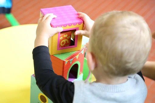 L'une des grandes questions des parents concerne la gestion des symptômes, dont certains peuvent être confondus avec ceux de la grippe. Les parents, éducateurs et gestionnaires de service de garde devront s'appuyer sur l'outil en ligne mis en place par Québec pour les orienter vers un test ou une consultation.