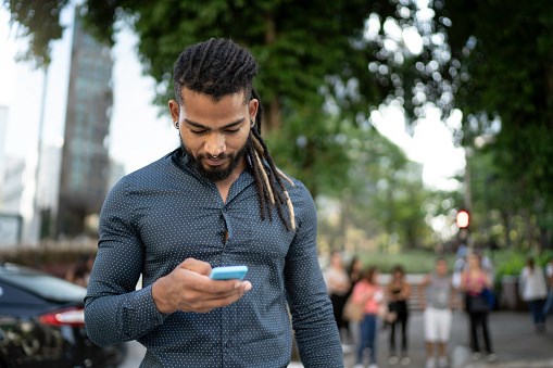 Le réseau 5G de Rogers est actuellement offert aux clients qui ont certains appareils compatibles à la 5G.